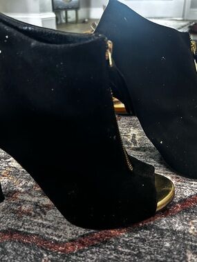 Black Women's Classic Suede Pumps